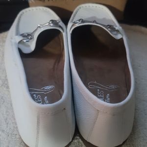AEROSOLES  8 1/2 WIDE WHITE